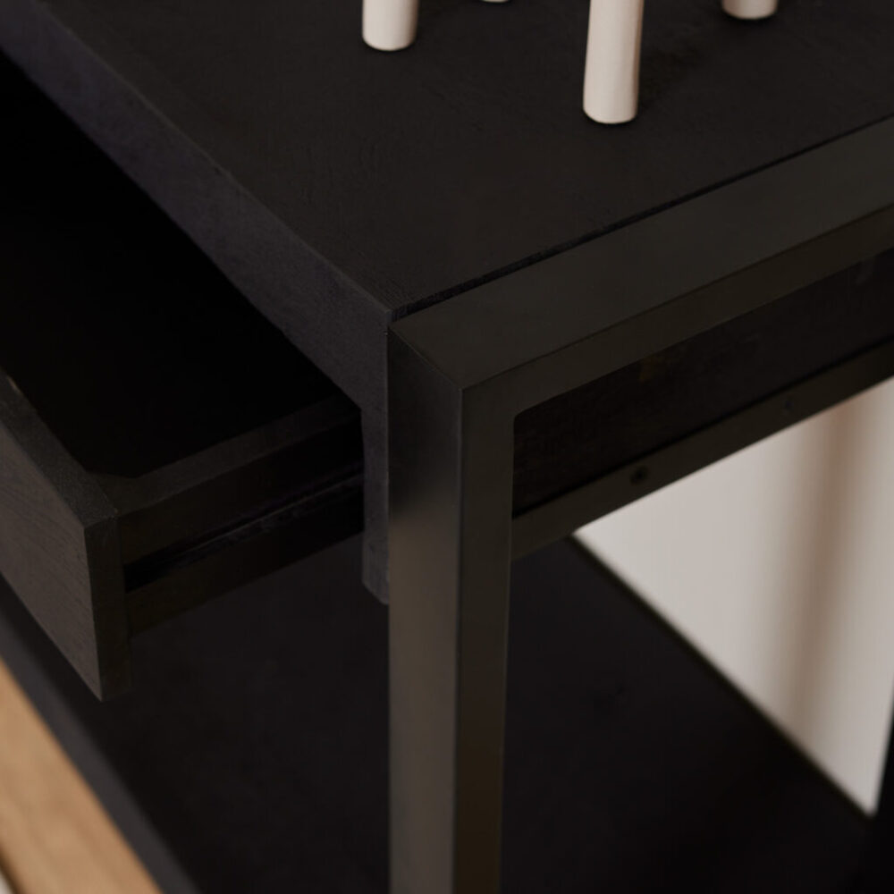 Elegante zwarte houten meubel met strakke lijnen en minimalistisch ontwerp, perfect voor modern interieur.