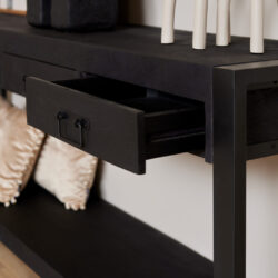 Strak zwart houten dressoir met lade en metalen handgreep, moderne meubel, high-end design, woonkamer stijl.