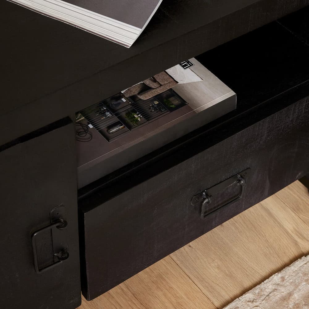 Noordelijke stijl houten tv-meubel, zwart afgewerkt met metalen handgrepen, modern en functioneel design, perfect voor een eigentijdse woonkamer.