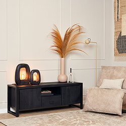 Zwarte houten tv-meubel met twee lades en open vakken, decoratief met sfeervolle lampen en grote vaas met beige decoratie, in een stijlvol, modern interieur.