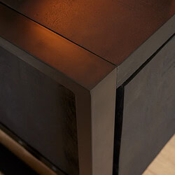 Hout en staalexclusieve meubels, houtfineer en metalen accenten, moderne design, op maat gemaakt meubelstuk, stijlvolle afsluiting, Mokana meubelen in Nederland.