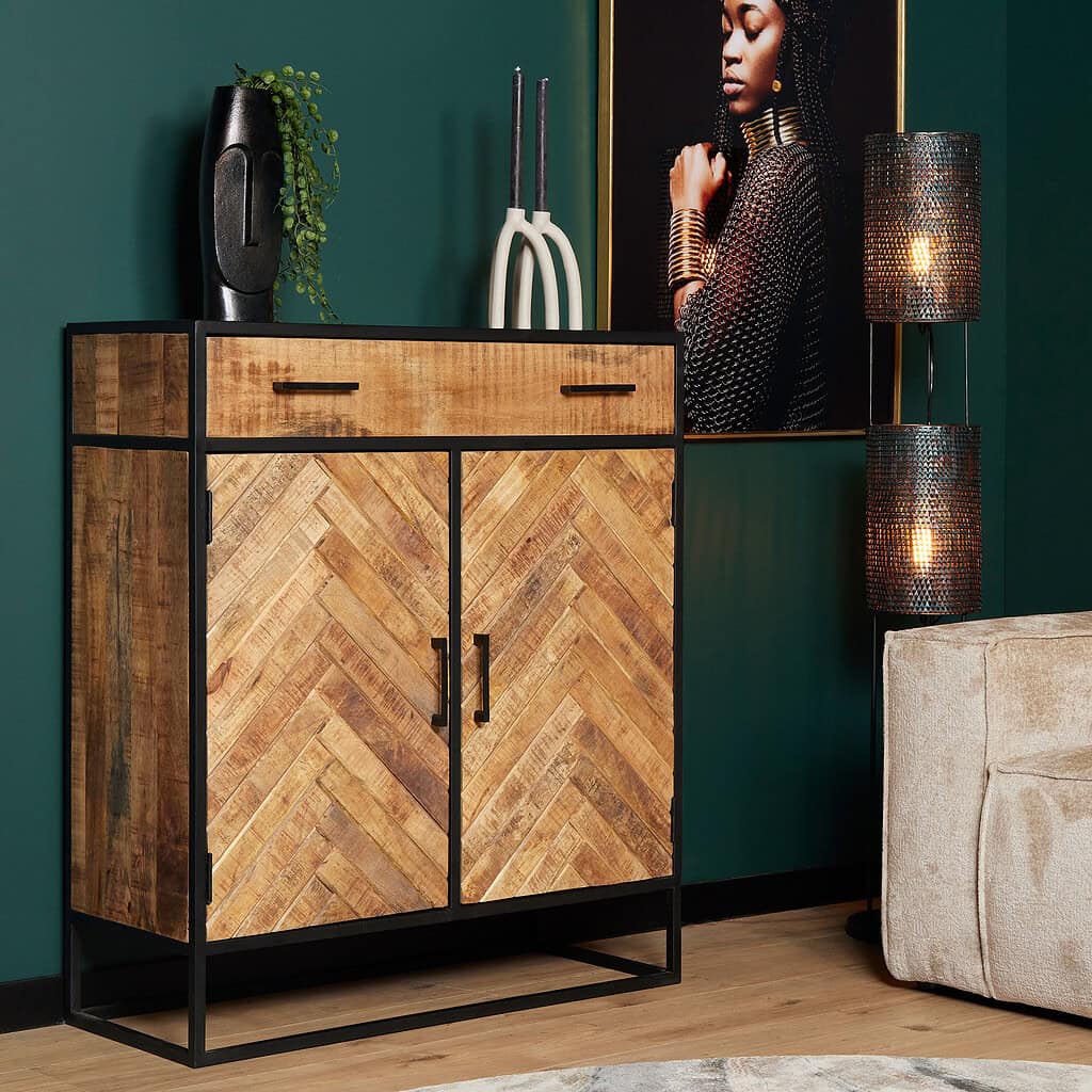 Mooi wandmeubel van Mokana Meubelen met een houten patroon en zwart metalen frame, geschikt voor woonkamer decoratie en opbergen.