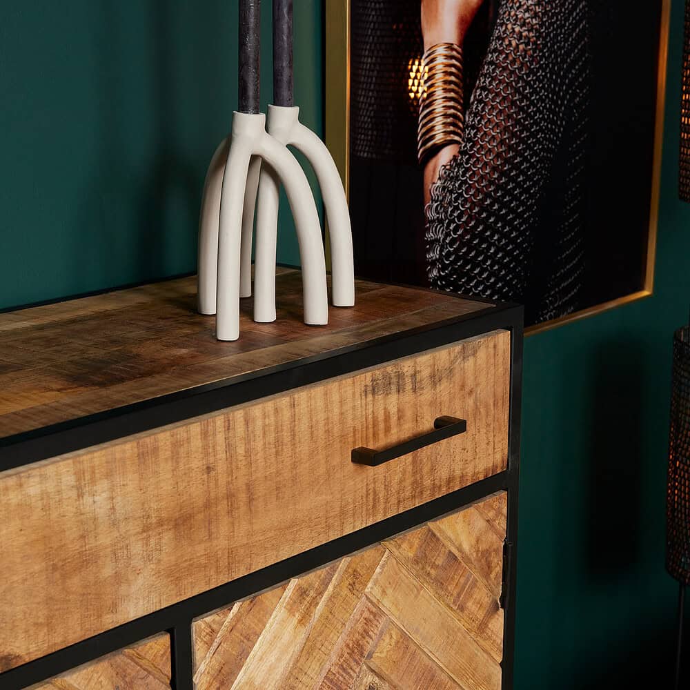 Modern houten dressoir met zwart metalen frame en unieke houtdecoraties, stijlvol en functioneel.