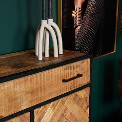 Modern houten dressoir met zwart metalen frame en unieke houtdecoraties, stijlvol en functioneel.