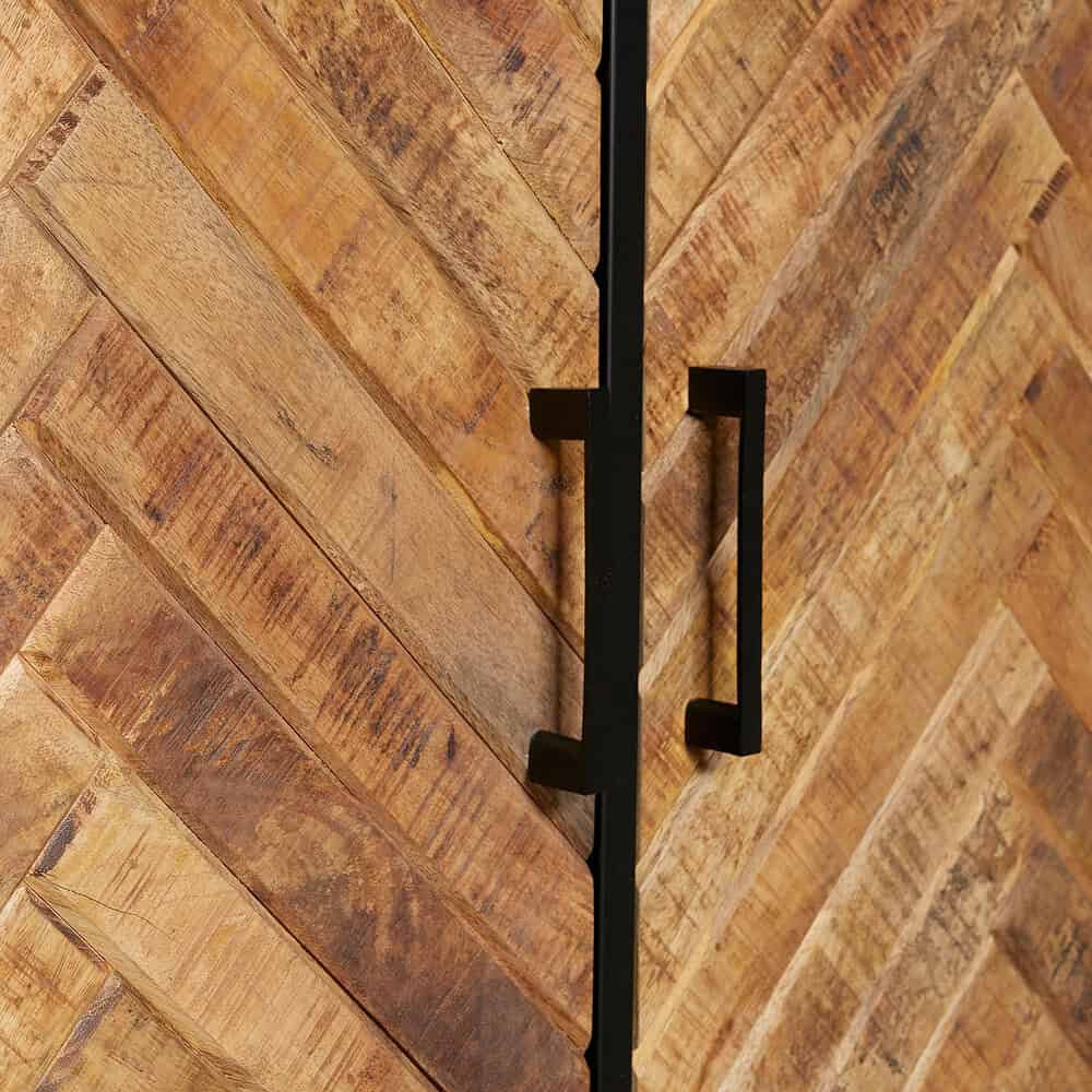 Roestvrijstalen handvat op houten kast, Mokana Meubelen, modern meubelontwerp, houten wanddecoratie, industrieel stijl keuken of woonkamer.