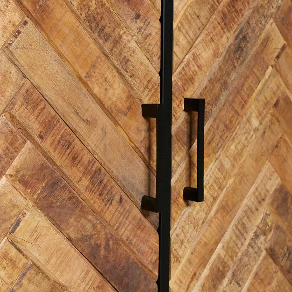 Robuuste zwarte metalen kastgreep op houten meubel, industrieel design, perfect voor een moderne of landelijke inrichting, stevige handgreep voor kasten en lades, stijlvolle toevoeging aan houten meubelstukken.