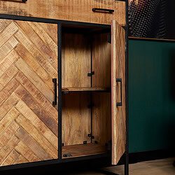 Moderne houten kast met zwart metalen frame en gepatterneerde deurtjes, perfect voor een eigentijdse woonkamer of kantoor, gecombineerd met industrieel design en natuurlijk hout.
