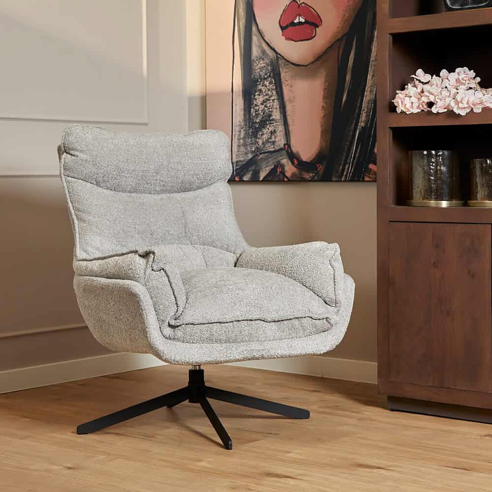 Comfy grijze lounge fauteuil met stoffen bekleding en zwarte onderstel, modern interieur design.