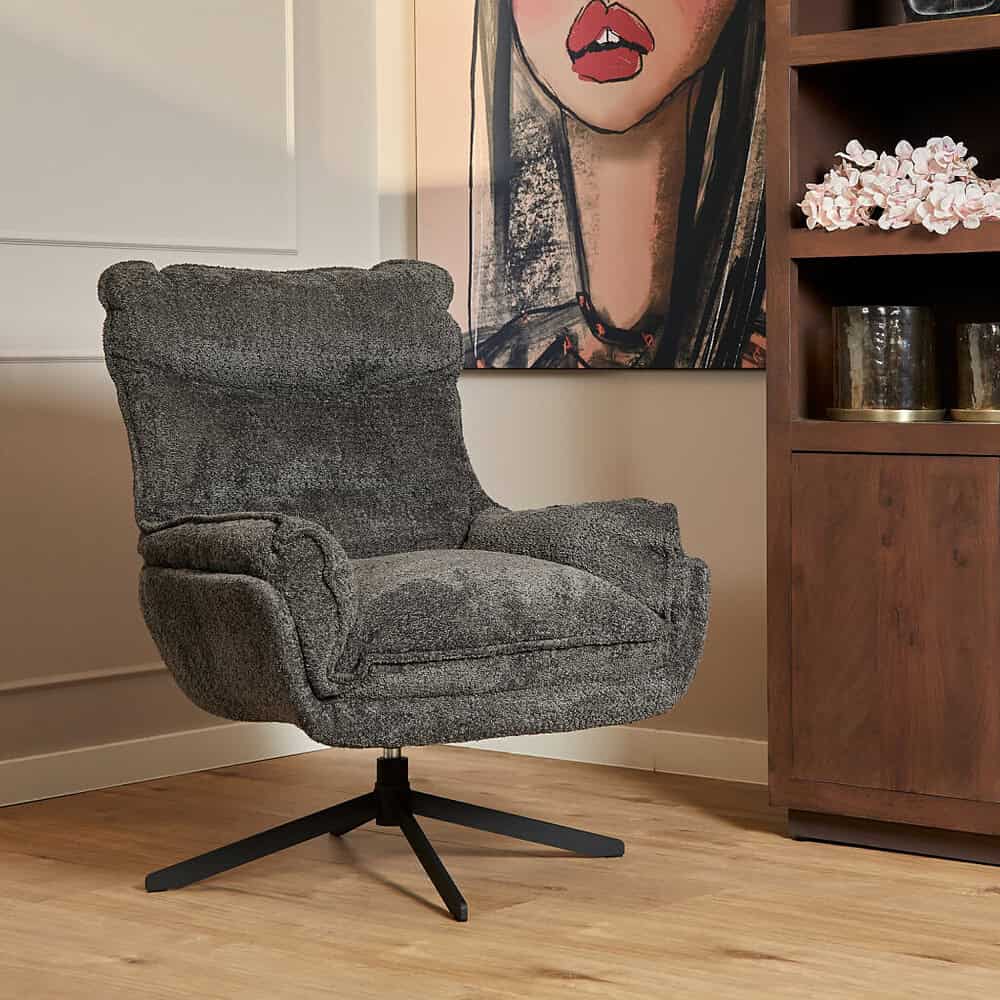 Modern vintage fauteuil van zachte, gestoffeerde stof met draaibare onderstel, perfect voor stijlvolle woonkamers en interieur inspiratie.