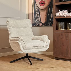Lounge stoel met zachte witte bekleding en zwarte poot, perfect voor stijlvolle en comfortabele zithoek in huis.