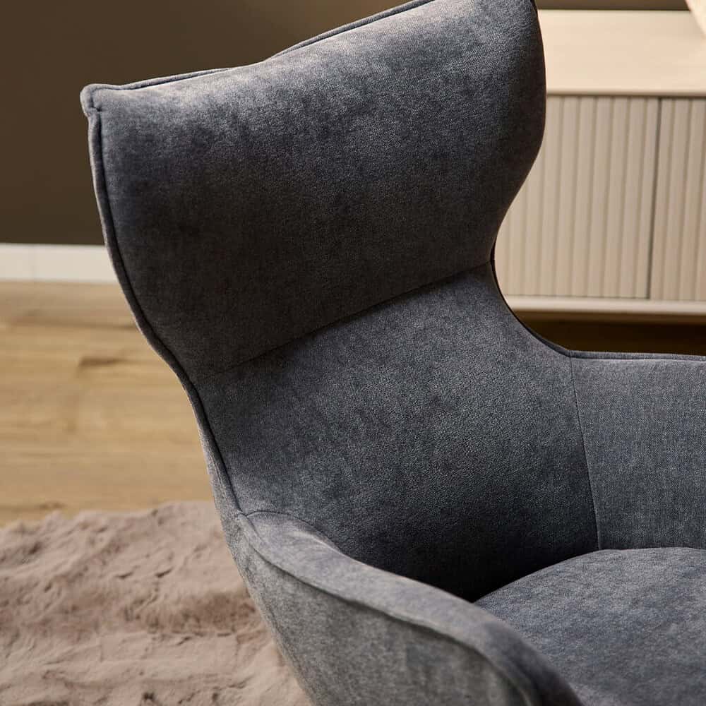 Hoge kwaliteit donkergrijze velvet fauteuil van Mokana meubels, luxe en comfort voor elke woonkamer. Perfecte combinatie van design en functionaliteit in affascante woninginrichting.