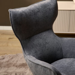 Modern donker grijze fauteuil met hoog rugleuning, perfect voor stijlvolle en comfortabele meubels van Mokana Meubelen.
