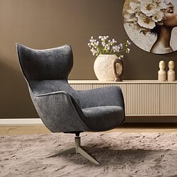 Modern grijze fauteuil met relaxstoel ontwerp, vacht en comfortabele zitting voor een stijlvolle en gezellige woonkamer.