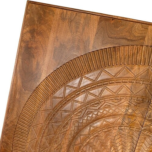 Elegante houten tafel met unieke, handgegraveerde tribal patronen voor een stijlvolle en natuurlijke uitstraling.