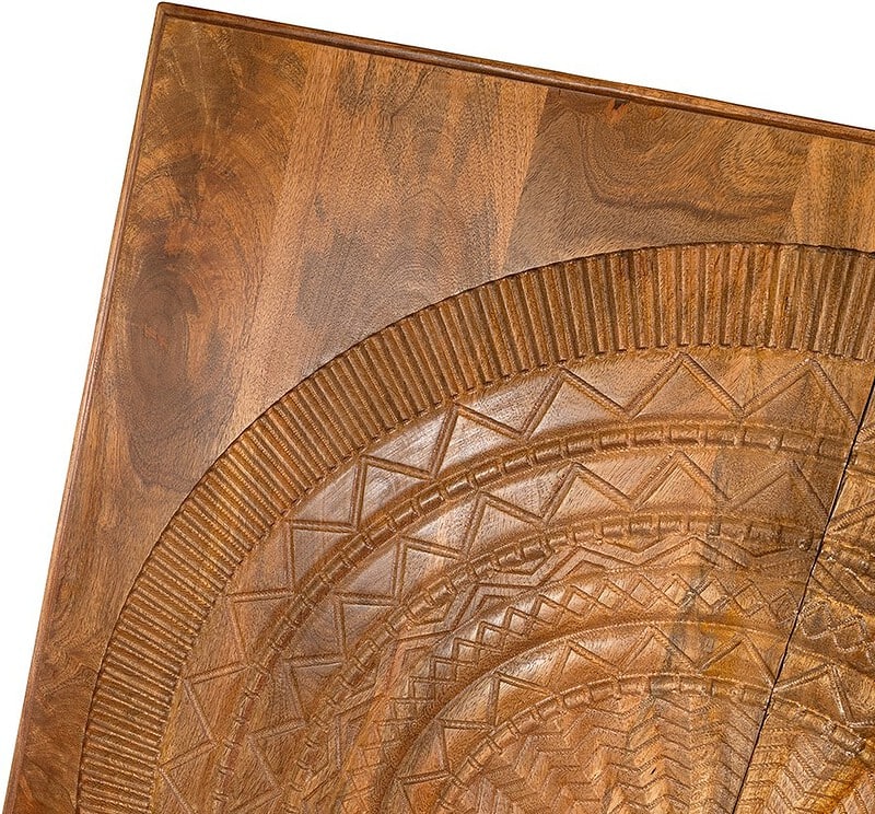 Elegante houten tafel met unieke, handgegraveerde tribal patronen voor een stijlvolle en natuurlijke uitstraling.