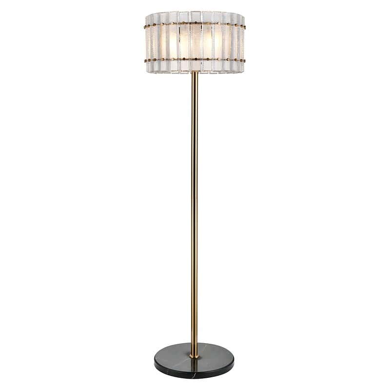 Elegante vloerlamp met gouden voet en schelpvormige lampenkap, perfect voor stijlvolle interieurverlichting en woonkamer decor.