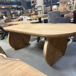 Eetafel Suar | uniek met ronde poten