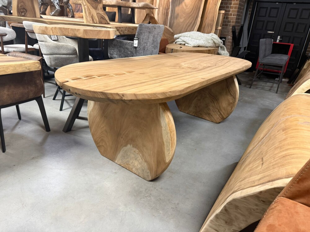 Eetafel Suar | uniek met ronde poten
