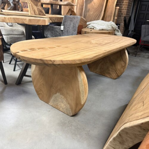 5fd4e55f a42f 405d 9801 28e556ecfba1 | Heb je wel eens door de ramen naar prachtig ingerichte woonkamers in Nederland gekeken? Een salontafel versierd met bloemen staat voor een gezellige en aantrekkelijke bank, daarachter zie je een eettafel voor gezellige bijeenkomsten en in de vensterbank staan smaakvolle vazen. Meubelwinkel Nederland | 5fd4e55f a42f 405d 9801 28e556ecfba1