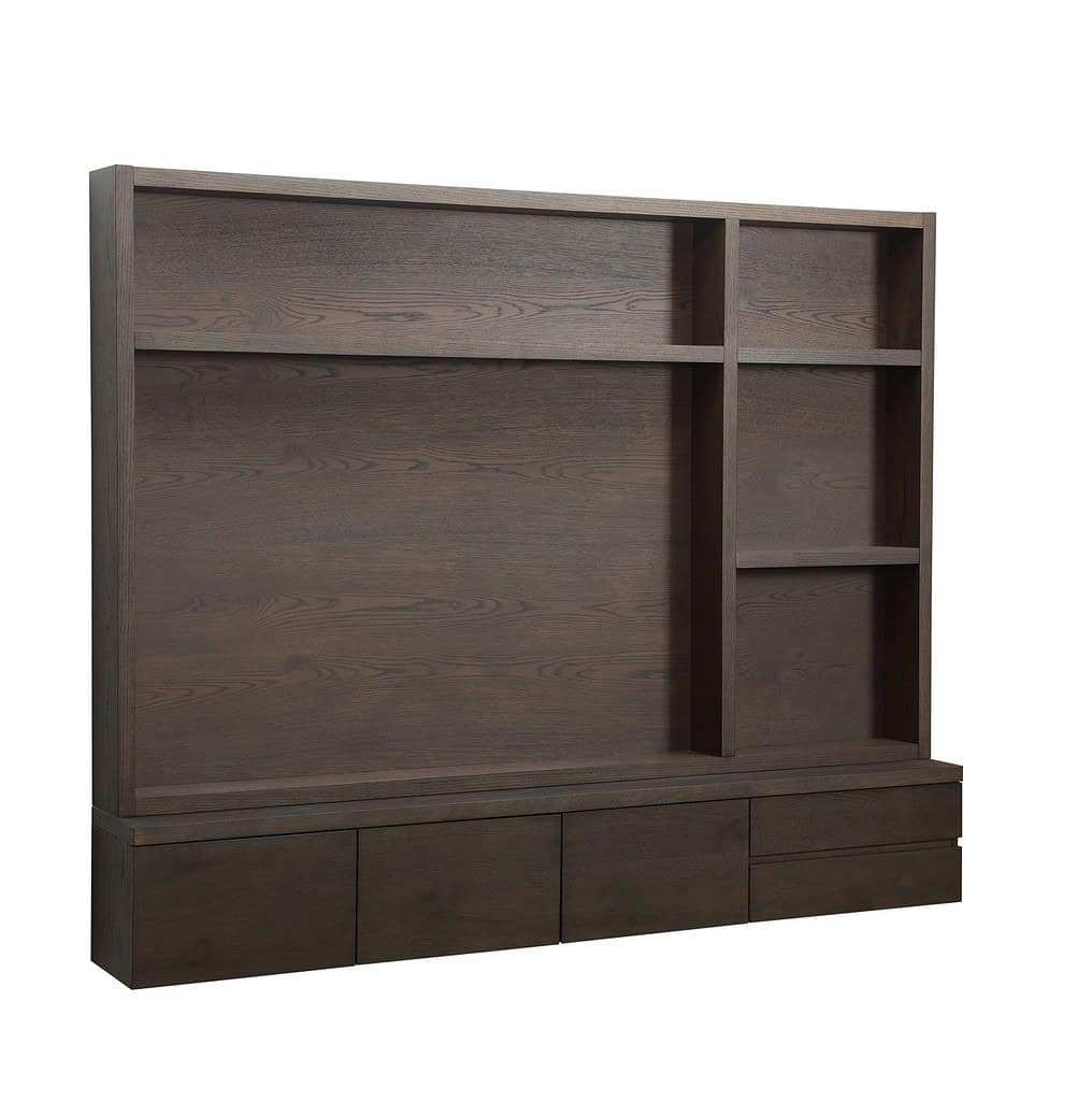 Elegant houten boekenwand met opbergkasten en open vakken, perfect voor modern interieur.