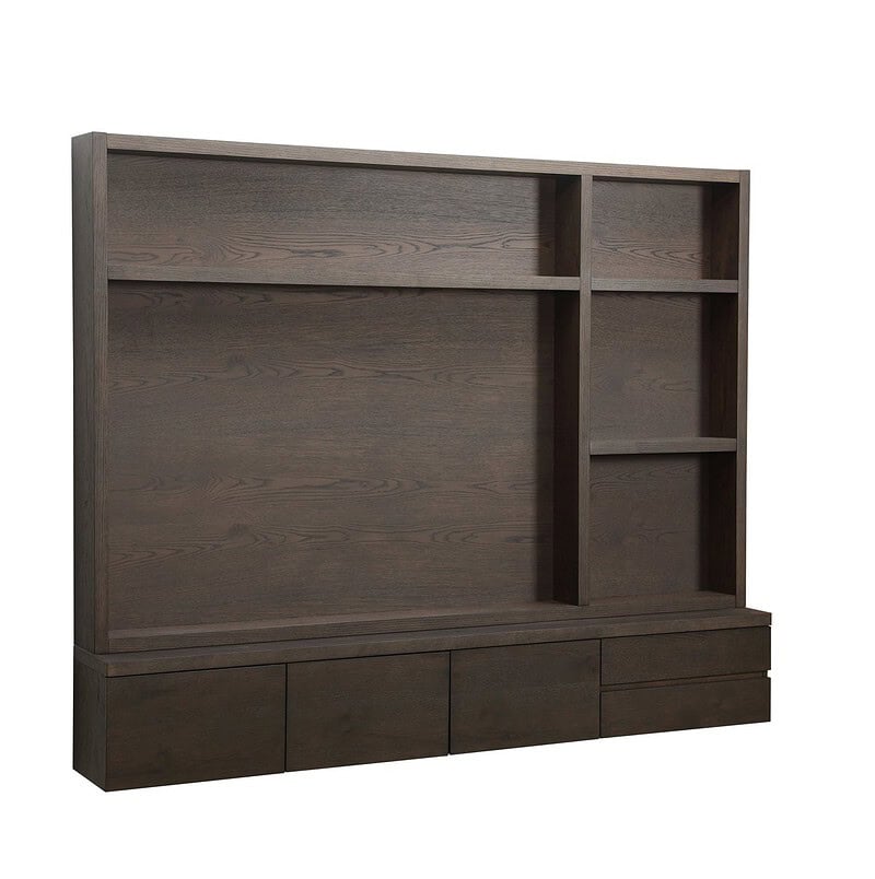 Elegant houten boekenwand met opbergkasten en open vakken, perfect voor modern interieur.