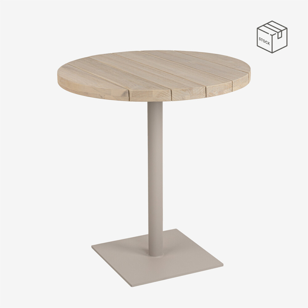 Grote houten tafel met ronde top en metalen voet, perfect voor restaurants en horeca. Elegante en duurzame design, ideaal voor moderne en natuurlijke interieurstijlen. Op voorraad bij Mokana Meubelen.