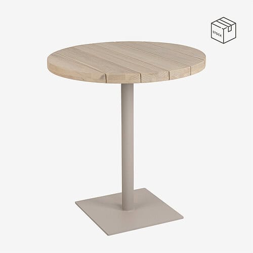 Grote houten tafel met ronde top en metalen voet, perfect voor restaurants en horeca. Elegante en duurzame design, ideaal voor moderne en natuurlijke interieurstijlen. Op voorraad bij Mokana Meubelen.