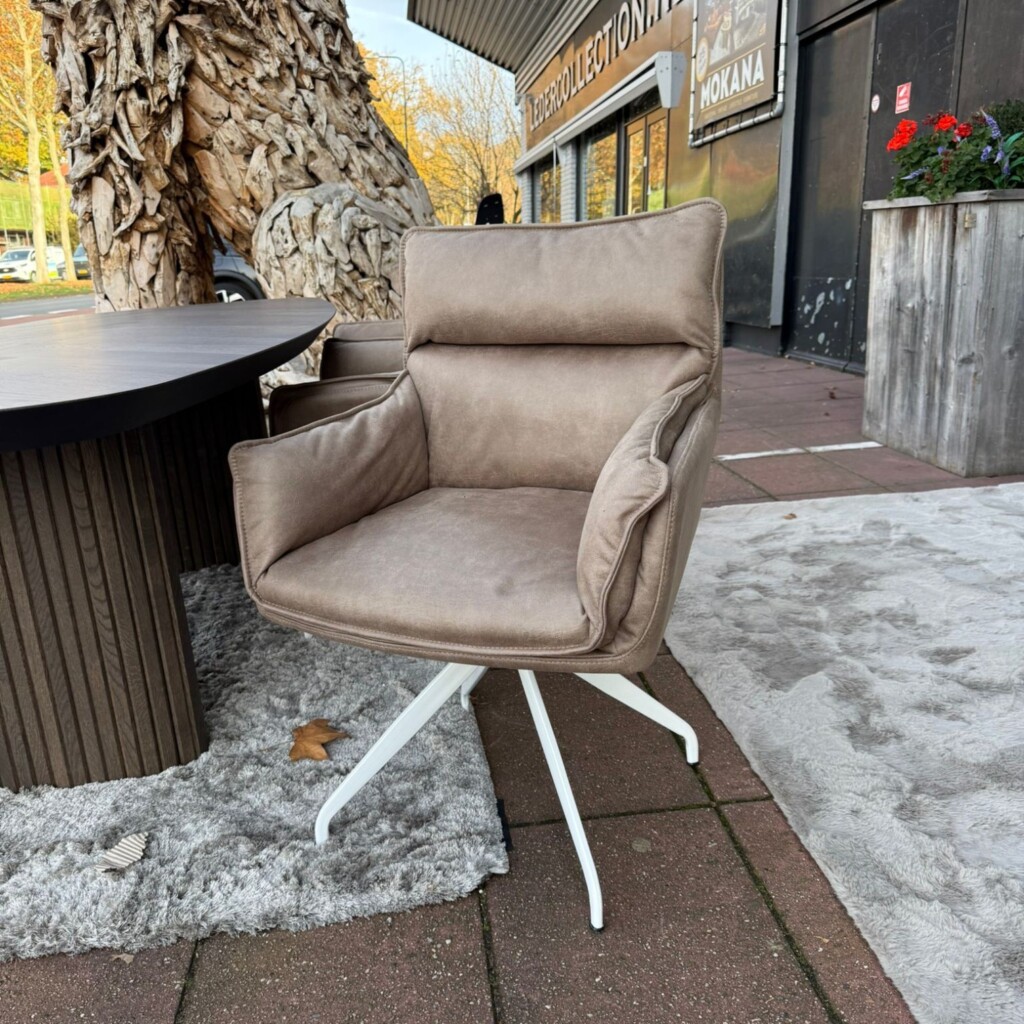 Eetkamerstoel 490 met witte poot in bull liver van koopmans direct leverbaar Uniek product