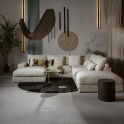 Luxe witte loungebank met zacht textuur in een stijlvolle, modern ingerichte woonkamer met unieke decoraties en warme verlichting.