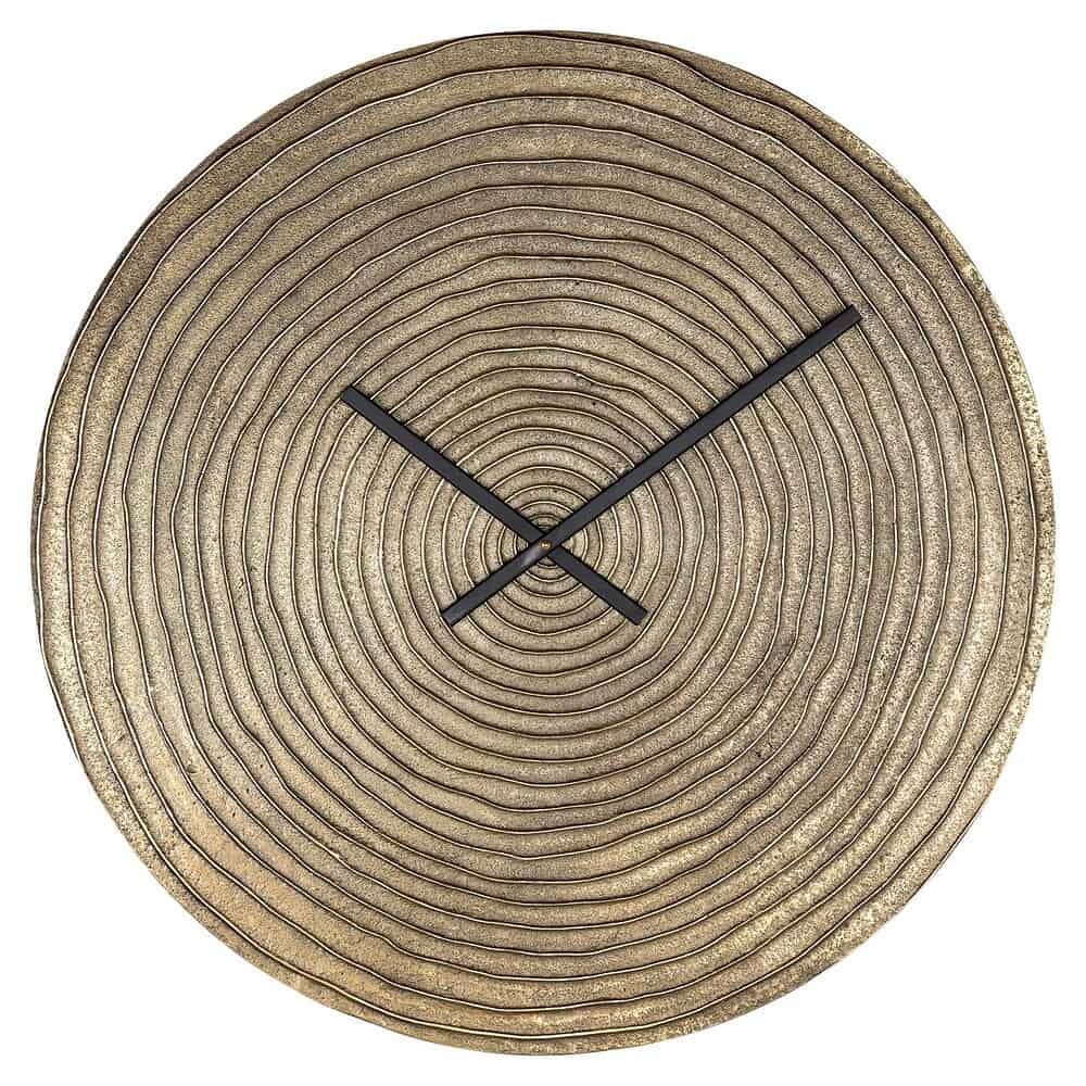 Ronde muurklok met houtmotief en zwart wijzers, modern en stijlvol design voor woonkamer of interieur.