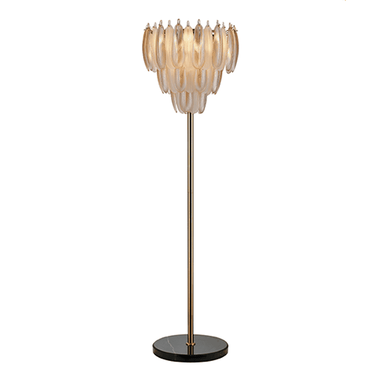 Elegante vloerlamp met unieke lampenkap van sculptuurachtig glas, perfect voor stijlvolle woon- of slaapkamerinterieurs.