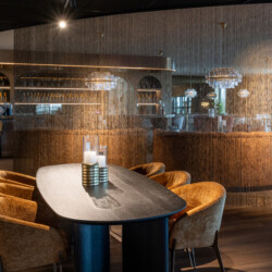 Decoratief object Curtain gold chain