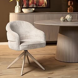 Elegant beige stoel met zachte stoffen bekleding en verstelbare houten poten, perfect voor moderne woonruimtes en kantoorinterieurs.