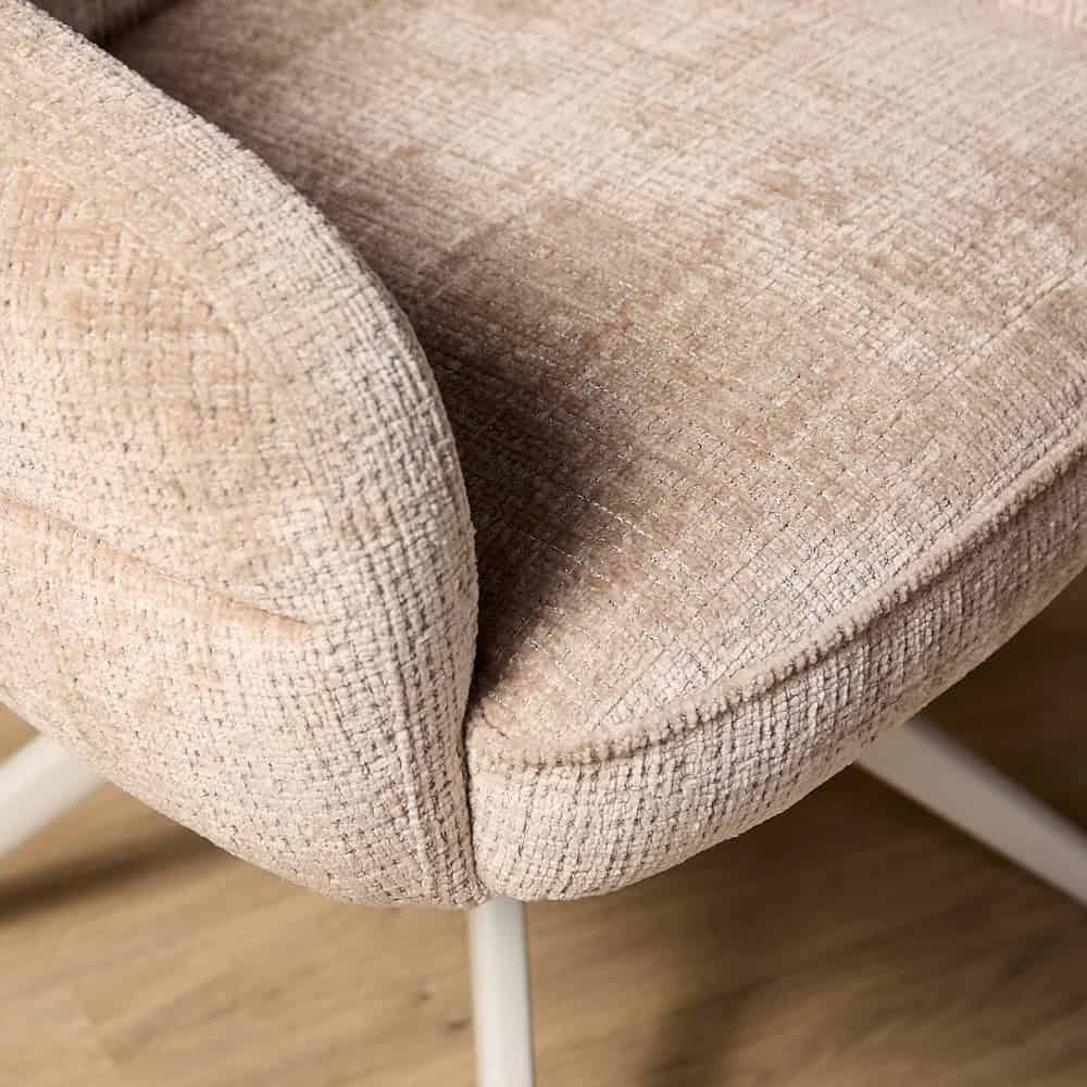 Luxueuze beige stoffen fauteuil met Scandinavisch design, comfortabel en elegant voor woonkamer en kantoor, van Mokana Meubelen.