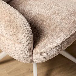 Luxueuze beige stoffen fauteuil met Scandinavisch design, comfortabel en elegant voor woonkamer en kantoor, van Mokana Meubelen.