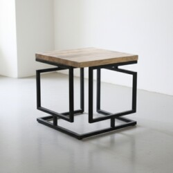 Rustieke houten bijzettafel met zwart metalen frame, modern industrieel design, hoogwaardige afwerking, ideaal voor woonkamers en salons.