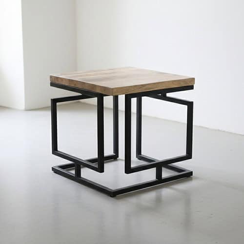 Rustieke houten bijzettafel met zwart metalen frame, modern industrieel design, hoogwaardige afwerking, ideaal voor woonkamers en salons.