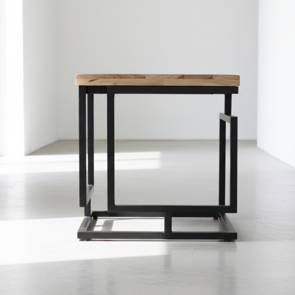 Strak industrieel design bij Mokana Meubelen, ontworpen met een zwart metalen frame en eikenhouten blad, perfect voor een moderne inrichting.