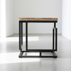 Strak industrieel design bij Mokana Meubelen, ontworpen met een zwart metalen frame en eikenhouten blad, perfect voor een moderne inrichting.