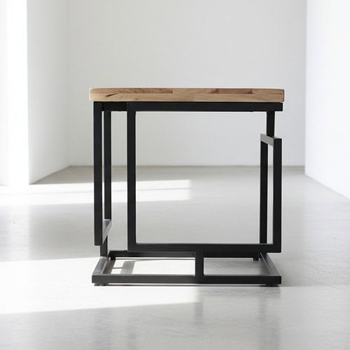 Strak industrieel design bij Mokana Meubelen, ontworpen met een zwart metalen frame en eikenhouten blad, perfect voor een moderne inrichting.