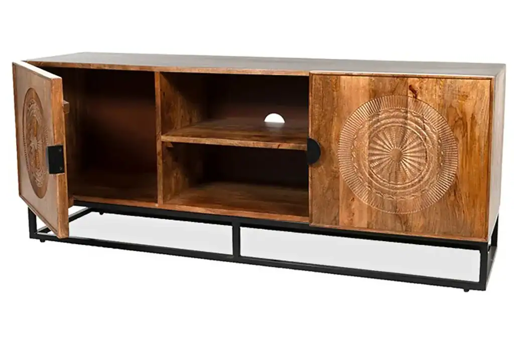 Robuuste houten TV-kast met traditionele Caribische patronen, geschikt voor woonkamer of lounge, gecombineerd met een zwart metalen frame, moderne en sfeervolle meubelstijl.