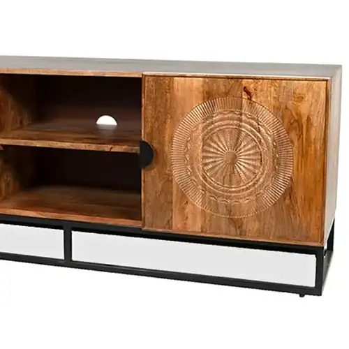 Robuuste houten TV-kast met traditionele Caribische patronen, geschikt voor woonkamer of lounge, gecombineerd met een zwart metalen frame, moderne en sfeervolle meubelstijl.