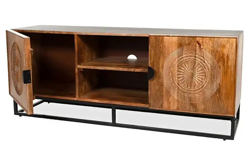 Robuuste houten TV-kast met traditionele Caribische patronen, geschikt voor woonkamer of lounge, gecombineerd met een zwart metalen frame, moderne en sfeervolle meubelstijl.
