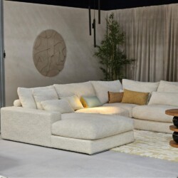 Elegante witte hoekbank met comfortabele kussens voor een stijlvolle woonkamer inrichting. Perfect voor loungen en ontspannen met familie en vrienden. Op maat gemaakte meubelen van Mokana Meubelen.