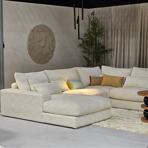 Elegante witte hoekbank met comfortabele kussens voor een stijlvolle woonkamer inrichting. Perfect voor loungen en ontspannen met familie en vrienden. Op maat gemaakte meubelen van Mokana Meubelen.