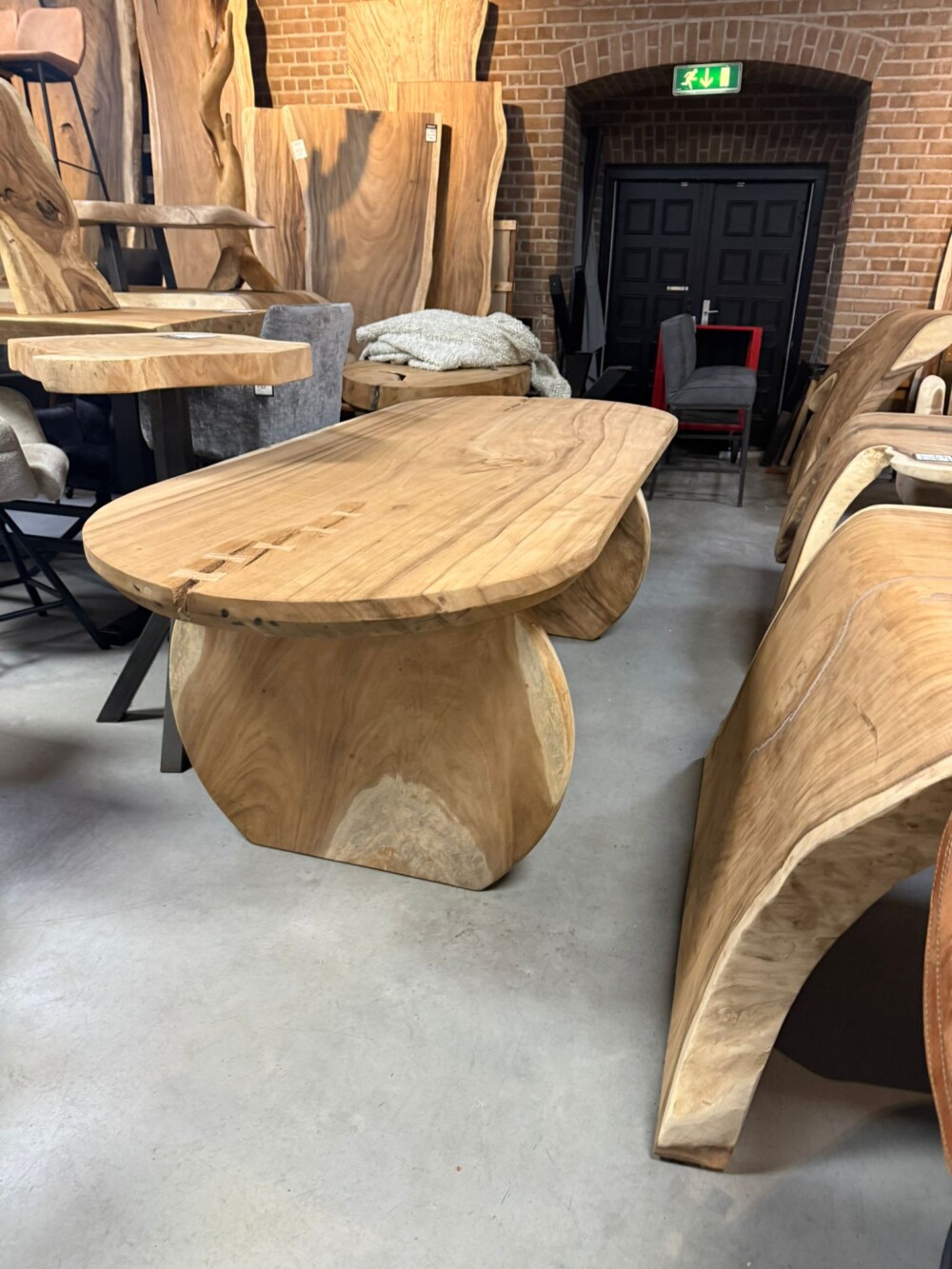 Eetafel Suar | uniek met ronde poten