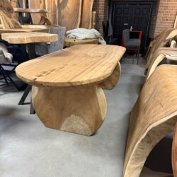 Eetafel Suar | uniek met ronde poten