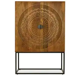 Elegante houten dressoir met gedetailleerd, ambachtelijk houtbewerking en modern zwart metalen onderstel, perfect voor een eigentijds interieur.