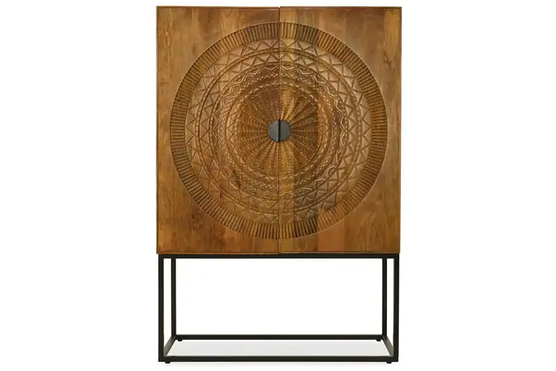 Elegante houten dressoir met gedetailleerd, ambachtelijk houtbewerking en modern zwart metalen onderstel, perfect voor een eigentijds interieur.