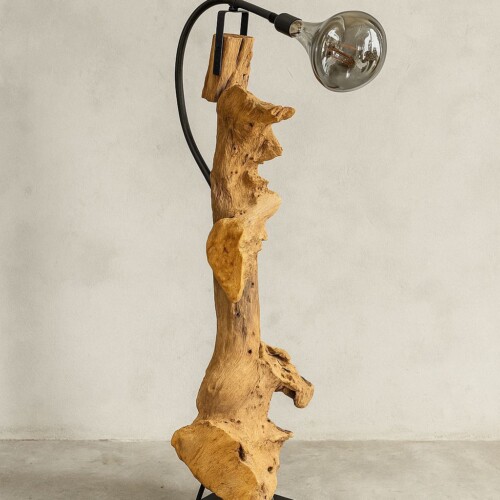 cc915e70 ff06 418d bf19 4e03e9031be3 | Heb je wel eens door de ramen naar prachtig ingerichte woonkamers in Nederland gekeken? Een salontafel versierd met bloemen staat voor een gezellige en aantrekkelijke bank, daarachter zie je een eettafel voor gezellige bijeenkomsten en in de vensterbank staan smaakvolle vazen. Meubelwinkel Nederland | cc915e70 ff06 418d bf19 4e03e9031be3